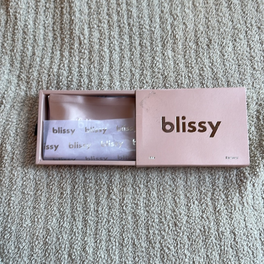 BLISSY Mulberry Silk Pillowcase in Pink Standard - Picture 4 of 5